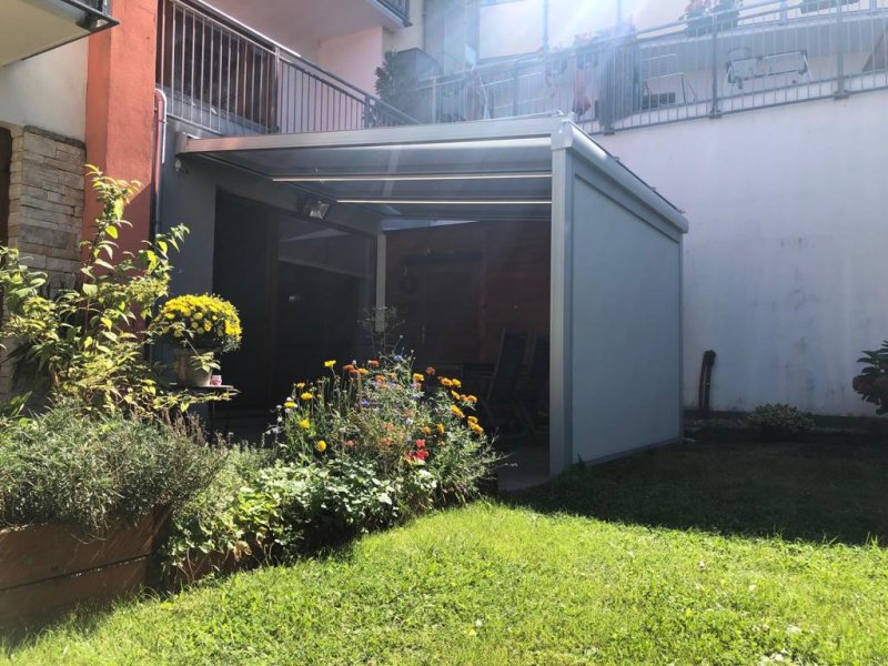 PERGOLA MURANO INTEGRALE DOPLNĚNÁ O SCREENOVÉ ROLETY A LED OSVĚTLENÍ