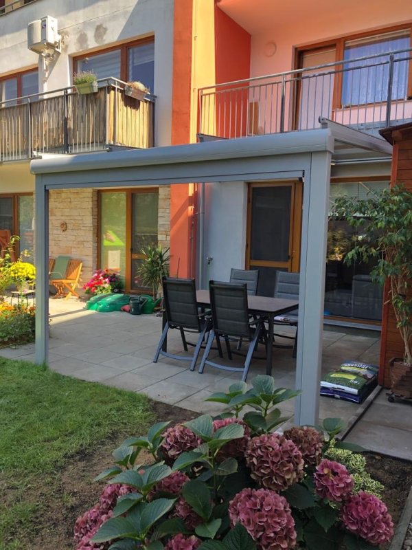 PERGOLA MURANO INTEGRALE DOPLNĚNÁ O SCREENOVÉ ROLETY A LED OSVĚTLENÍ