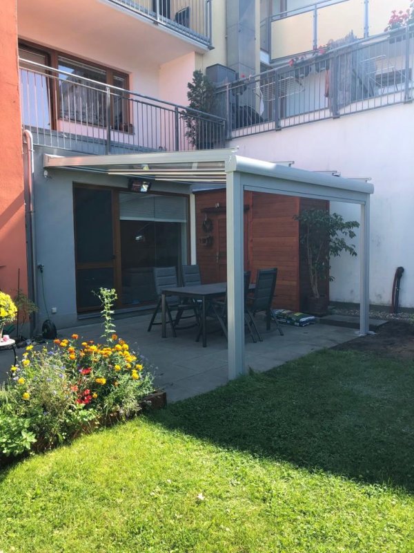 PERGOLA MURANO INTEGRALE DOPLNĚNÁ O SCREENOVÉ ROLETY A LED OSVĚTLENÍ