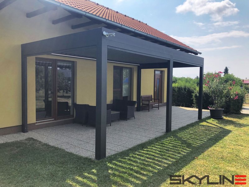 PERGOLA ALUX BIOclimatic DOPLNĚNÁ O SCREENOVÉ ROLETY A LED OSVĚTLENÍ