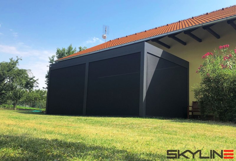 PERGOLA ALUX BIOclimatic DOPLNĚNÁ O SCREENOVÉ ROLETY A LED OSVĚTLENÍ