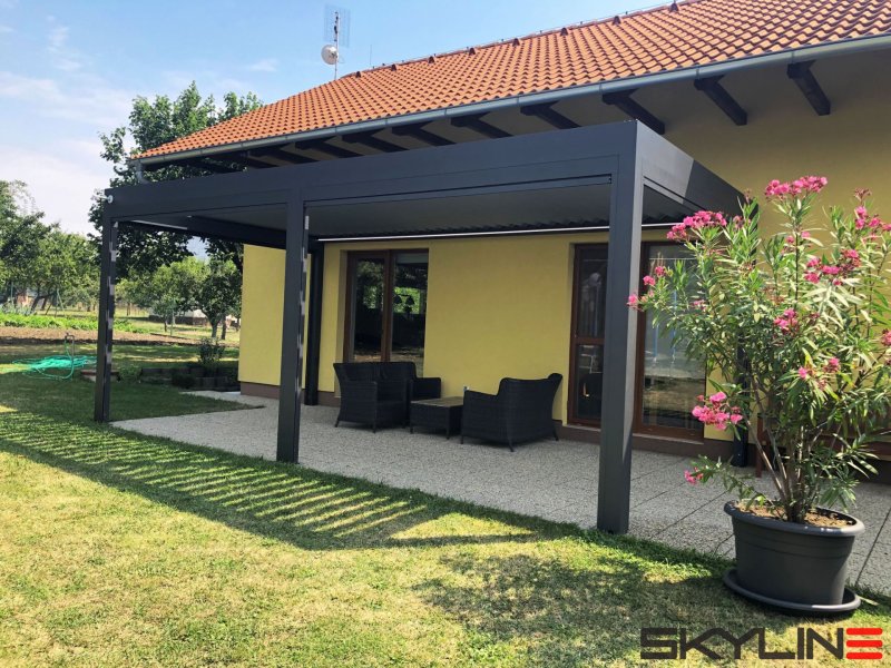 PERGOLA ALUX BIOclimatic DOPLNĚNÁ O SCREENOVÉ ROLETY A LED OSVĚTLENÍ